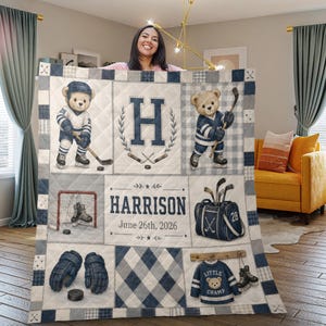 Couverture de couette hockey personnalisée : ours en peluche prénom date, design sportswear bleu marine