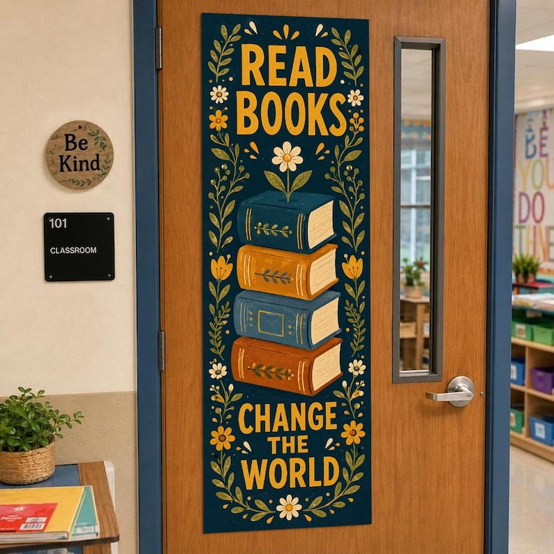 K&ouml;nnte beinhalten: Ein vertikales, rechteckiges T&uuml;rschild mit dunkelblauem Hintergrund und dem gelben Text READ BOOKS CHANGE THE WORLD. Das Design zeigt einen Stapel aus vier bunten B&uuml;chern, umgeben von Blumenranken und einer wei&szlig;en Blume obenauf.