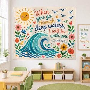 Puede incluir: Un tapiz de pared rectangular con una gran ola azul, un sol amarillo sonriente y flores coloridas. El texto dice: When you go through deep waters, I will be with you. Isaiah 43:2. El diseño incluye pequeños pájaros y corazones.