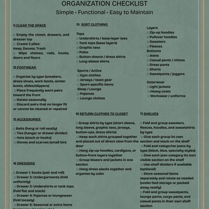 Op de afbeelding: Een beige en groene checklist getiteld "MEN'S CLOSET + DRESSER ORGANIZATION CHECKLIST." De checklist biedt eenvoudige, functionele en gemakkelijk te onderhouden stappen voor het organiseren van een kast en dressoir.