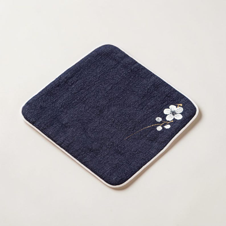 Toalla artesanal Chakin Matcha, mezcla de lino, estampado floral pintado a mano, 20 cm x 20 cm. Navy Blue