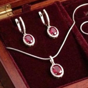 Set di orecchini a taglio ovale con rubino rosso e collana con pendente, gioiello di tendenza, idea regalo.