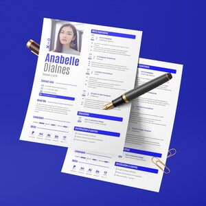 Puede incluir: Un currículum vitae con el nombre "Anabelle Dialnes" y una foto, junto con un bolígrafo negro y un clip dorado, sobre un fondo azul. El currículum incluye secciones de experiencia laboral, educación y habilidades.