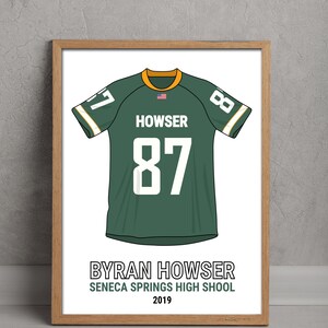 Könnte beinhalten: Gerahmter Druck eines grünen Football-Trikots mit dem Namen "HOWSER" und der Nummer "87" in Weiß. Das Trikot enthält auch den Text "BYRAN HOWSER SENECA SPRINGS HIGH SCHOOL 2019". Das Trikot hat weiße und goldene Akzente.