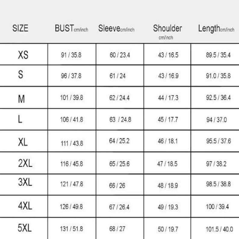 K&ouml;nnte beinhalten: Eine Gr&ouml;&szlig;entabelle f&uuml;r Kleidung mit Ma&szlig;en in Zentimetern und Zoll. Die Tabelle umfasst Gr&ouml;&szlig;en von XS bis 5XL und gibt detaillierte Brust-, &Auml;rmel-, Schulter- und L&auml;ngenma&szlig;e an. Die Tabelle ist wei&szlig; mit schwarzem Text.