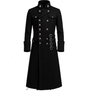 Puede incluir: Abrigo largo negro con cuello alto, doble botonadura y botones decorativos. El abrigo presenta dos bolsillos en el pecho, detalles en los puños y cuatro hebillas. Este abrigo de inspiración vintage es adecuado para cosplay o eventos formales.