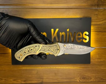 Handgravierte Taschenmesser aus Messing - J2 Klinge, Lederscheide