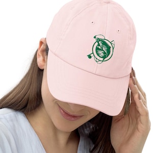 Sombrero de pesca bordado con caña, carrete y trucha en rosa pastel / Unisex / Kelder Castworks