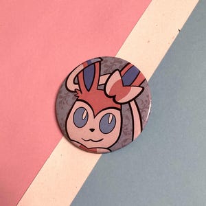Pin de botón de Sylveon inspirado en Pokémon