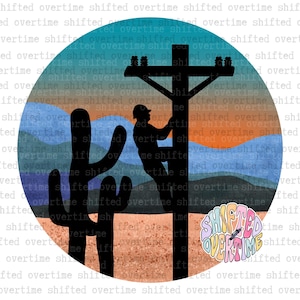 Può includere: Un design grafico circolare che presenta la sagoma nera di un operaio su un palo della luce accanto a un grande cactus saguaro. Lo sfondo mostra un paesaggio desertico al tramonto con toni blu, arancioni e beige. Il testo Shifted Overtime è visibile nell'angolo in basso a destra.