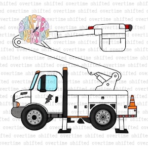 Può includere: Un camion con cestello bianco dotato di pneumatici neri, tubo di scarico nero e un cono stradale arancione sul retro. Un logo circolare con la scritta "SHIFTED OVERTIME" in lettere colorate e ondulate è posizionato sopra il braccio estensibile.