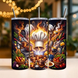 Pode incluir: Um copo cilíndrico com um design culinário vibrante que apresenta um chapéu de chef branco central rodeado por chamas, panelas, frigideiras, facas, vegetais frescos, cestas de produtos e utensílios de cozinha num fundo escuro com palhinha.