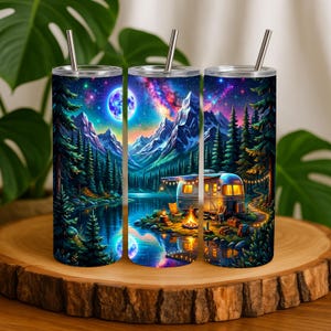 Peut inclure: Trois gobelets cylindriques avec pailles en métal arborant un paysage nocturne vibrant. Le motif montre une pleine lune brillante, une nébuleuse colorée, des montagnes enneigées, une forêt de pins, un lac et un camping-car près d'un feu.