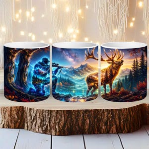 Puede incluir: Una taza de cerámica blanca con un diseño envolvente que muestra a un cazador arrodillado con un rifle en un bosque, una cordillera bajo un cielo estrellado y un gran alce junto a un lago con pinos y follaje otoñal.