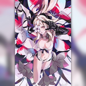 Puede incluir: Ilustración de estilo anime de una mujer con largo cabello rubio, vistiendo un bikini blanco con detalles negros. Está rodeada de grandes flores estilizadas en tonos blanco, rosa y negro. Un guante negro cubre su mano izquierda.