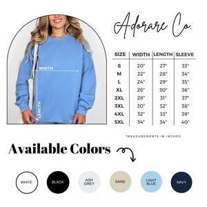 Pu&ograve; includere: Viene mostrata una felpa a maniche lunghe azzurra, con una tabella delle taglie e colori disponibili: bianco, nero, grigio cenere, sabbia, azzurro e blu navy. Le misure sono in pollici.