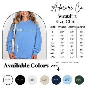 Peut inclure: Un sweat-shirt bleu clair avec un tableau des tailles et des options de couleurs. Le tableau des tailles indique les mesures en pouces pour la largeur, la longueur et la longueur des manches, allant de la taille S &agrave; 5XL. Les couleurs disponibles sont le blanc, le noir, le gris cendr&eacute;, le sable, le bleu marine, le bleu clair et le vert for&ecirc;t.