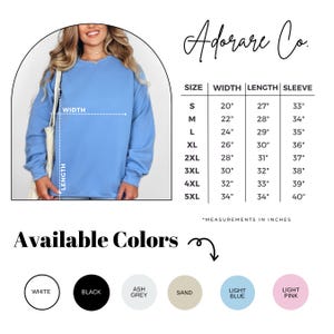 Pu&ograve; includere: Felpa a maniche lunghe azzurra. L'immagine include una tabella delle taglie con misure in pollici e una tavolozza di colori con opzioni bianco, nero, grigio cenere, sabbia, azzurro e rosa chiaro. Viene visualizzato il marchio "Adorare Co.".
