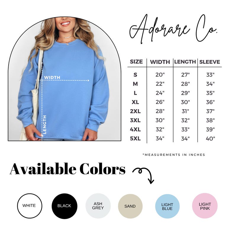 Pu&ograve; includere: Felpa a maniche lunghe azzurra. L'immagine include una tabella delle taglie con misure in pollici e una tavolozza di colori con opzioni bianco, nero, grigio cenere, sabbia, azzurro e rosa chiaro. Viene visualizzato il marchio "Adorare Co.".