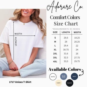 Pu&ograve; includere: T-shirt unisex bianca con tabella taglie che mostra le misure di lunghezza e larghezza in pollici. I colori disponibili includono bianco, blu jeans, blu navy, avorio e nero. La t-shirt &egrave; etichettata come "1717 Unisex T-Shirt."