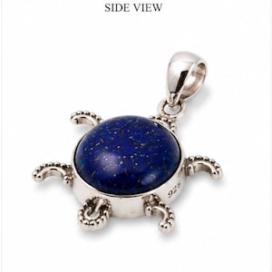 Può includere: Un ciondolo a forma di tartaruga in argento con un cabochon rotondo in lapislazzuli blu intenso con pagliuzze dorate. La montatura in metallo reca il marchio 925, che indica argento sterling. Include una contromaglia in argento lucido.