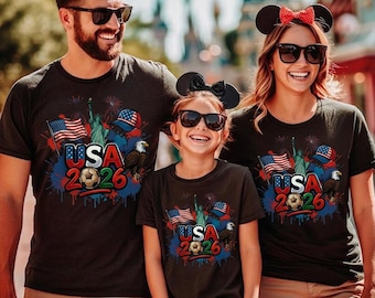 Camiseta de fútbol patriótica de EE. UU. 2026, camiseta con estampado de la bandera estadounidense, diseño deportivo con orgullo estadounidense, regalo para aficionados al fútbol, camiseta roja, blanca y azul.
