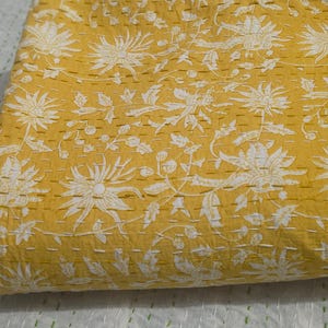 Couvre-lit indien en coton à points de kantha : jeté floral blanc jaune réversible