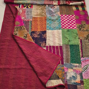 Colcha Kantha de patchwork de seda hecha a mano: Cubrecama vintage de sari, manta decorativa estilo boho.