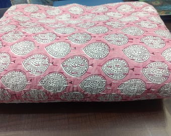 Edredón Kantha floral rosa: Colcha de algodón indio (108 x 90 pulgadas)