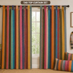 Op de afbeelding: Gordijnenset met tabbladen met verticale strepen in tinten oranje, rood, blauw en groen. De set bevat twee bijpassende gordijnen, twee kussens en een lendenkussen. De tekst "TAB TOP CURTAIN SET" staat bovenaan de afbeelding.