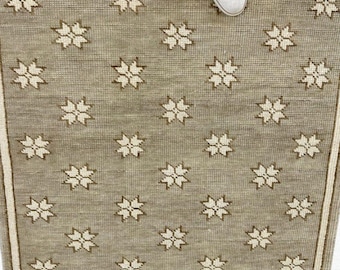 Tappeto in lana e juta neutro, tessuto a mano, con motivo minimalista a stelle, stile scandinavo boho, ideale per il soggiorno.