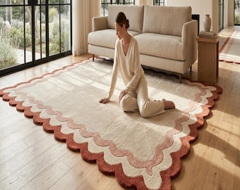 Tappeto in lana trapuntato a mano con bordo smerlato, color crema terracotta, forma organica moderna