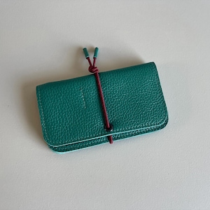 KNOT wallet - pine leather - burgundy elastic cord