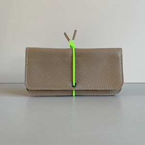 KNOT wallet wide - tree bark leather - neon green elastic cord
