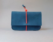 Wallet elastic strap - Medium - midnight blue leather & neon pink strap