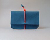 Wallet elastic strap - Medium - midnight blue leather & neon pink strap