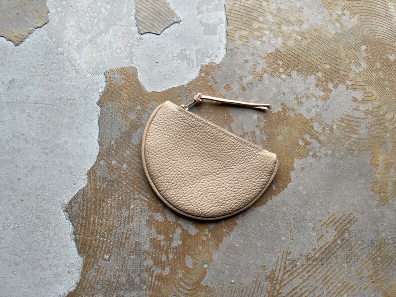 FLAT MOON purse biscuit leather image 1