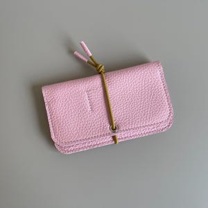 KNOT wallet - cotton candy leather - mustard elastic cord