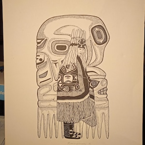 Puede incluir: Un dibujo a tinta en blanco y negro sobre papel que muestra a una persona con una manta con flecos y un tocado alto, de pie frente a una figura grande y estilizada similar a un tótem. La firma Zimmerman 15 es visible abajo a la derecha.