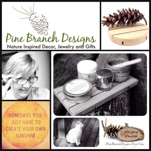 K&ouml;nnte beinhalten: Eine Collage mit Produkten von Pine Branch Designs. Enth&auml;lt einen h&ouml;lzernen Tannenzapfenhalter, verschiedene Gl&auml;ser und Dosen, eine wei&szlig;e Katze und ein Schild mit der Aufschrift "Always a Pleasure". Der Text "Pine Branch Designs" und "Nature Inspired Decor, Jewelry and Gifts" ist ebenfalls sichtbar.