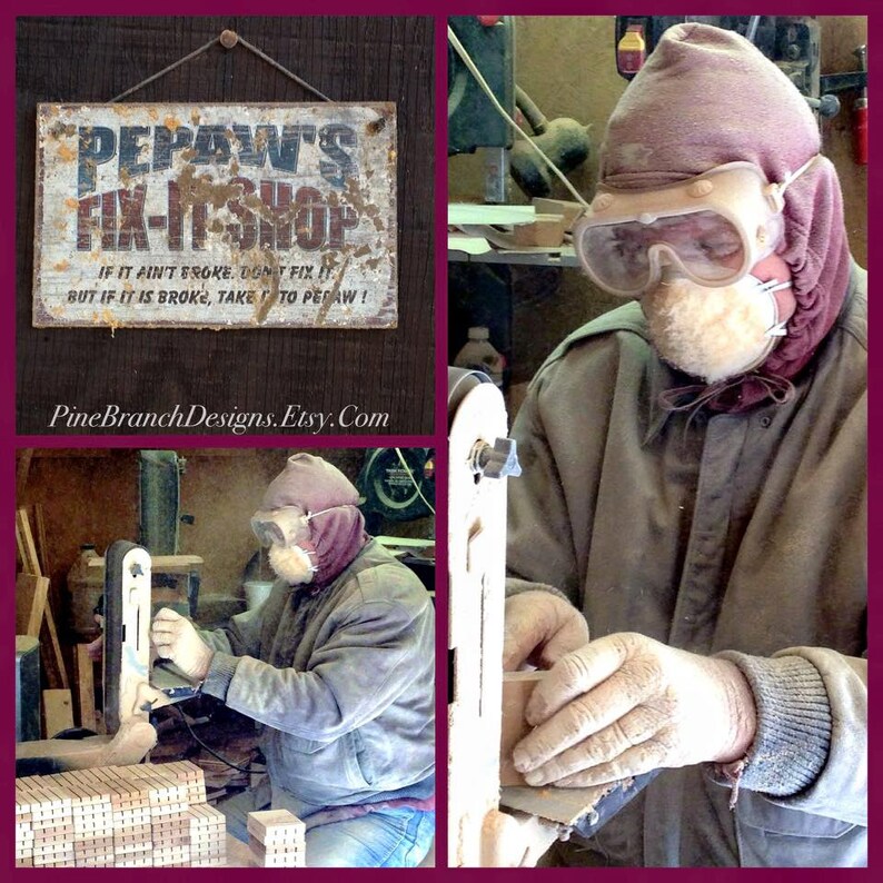 K&ouml;nnte beinhalten: Ein verwittertes Holzschild mit der Aufschrift "PEPAW'S FIX-IT-SHOP" und dem Slogan "IF IT AIN'T BROKE, DON'T FIX IT BUT IF IT IS BROKE, TAKE IT TO PEPAW!". Das Bild zeigt auch eine Person, die mit Holz arbeitet und Schutzkleidung tr&auml;gt.