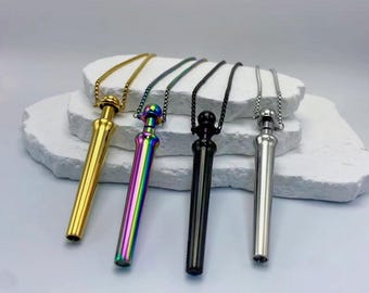 Collar de acero inoxidable con pajita y cuchara, joya funcional con forma de utensilio, accesorio ecológico moderno.