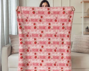 Manta de bebê personalizada com morangos, decoração rosa para quarto de bebê.