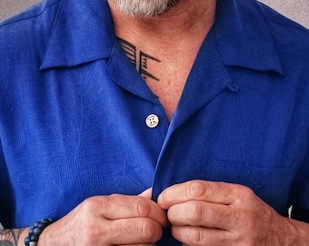 Camisa hawaiana de jacquard de seda: cuello tipo campamento azul zafiro, botones de coco.