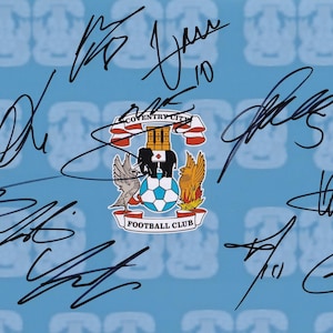 Può includere: Sfondo azzurro chiaro con molteplici firme nere e un emblema del Coventry City Football Club. L'emblema presenta un pallone da calcio, un elefante e un uccello. Le firme sono in inchiostro nero.