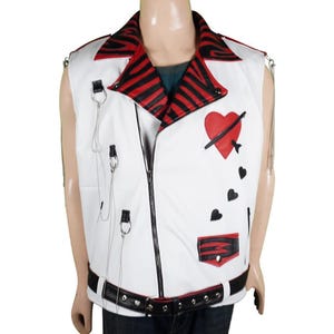 Könnte beinhalten: Weiße ärmellose Jacke mit schwarzem Gürtel und Reißverschluss. Der Kragen und die Taschenverkleidung weisen ein rot-schwarzes Zebrastreifenmuster auf. Ein rotes Herz mit Pfeil befindet sich auf der Vorderseite, zusammen mit schwarzen Herzformen.