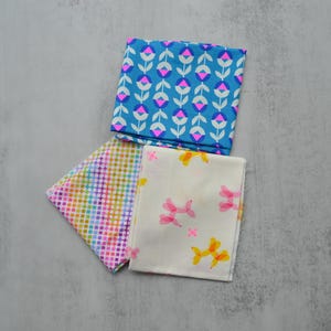 Peut inclure: Une tasse en céramique blanche avec une anse noire et le texte "But First, Coffee" dans un style manuscrit. La tasse est posée sur une surface blanche. La tasse mesure 10 cm de haut.