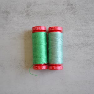 Aurifil 12 WT bomullstrådsbunt: Grön/Blå för handbroderi, quiltning, applikation