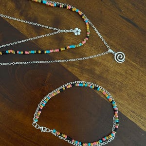Barcelona, España. Collar y pulsera de capas; con cuentas, plata de ley .925, hechos a mano.
