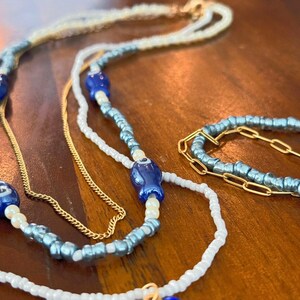 Conjunto de collar y pulsera en capas, chapado en oro de 18k, ojo turco, sardinas de cerámica hechas a mano.